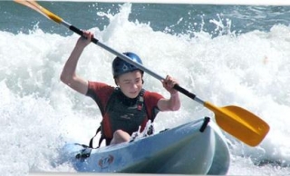  Kayak dans le surf à Swanpool Beach